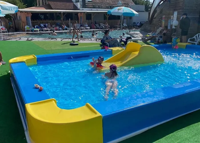 4 Pers Avec Terrasse Et Accès Pmr à - Api-1-52-1231 Camping Vic-sur-Cère